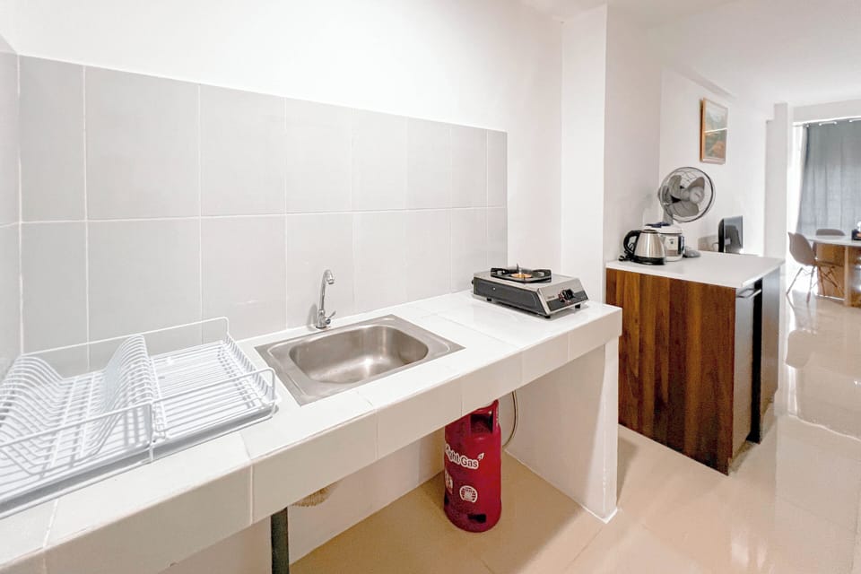 Apartment | Private kitchen | Full-size fridge, stovetop, rice cooker, dining tables