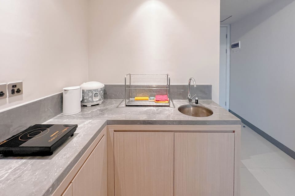 Studio | Private kitchen | Fridge, stovetop, electric kettle, rice cooker