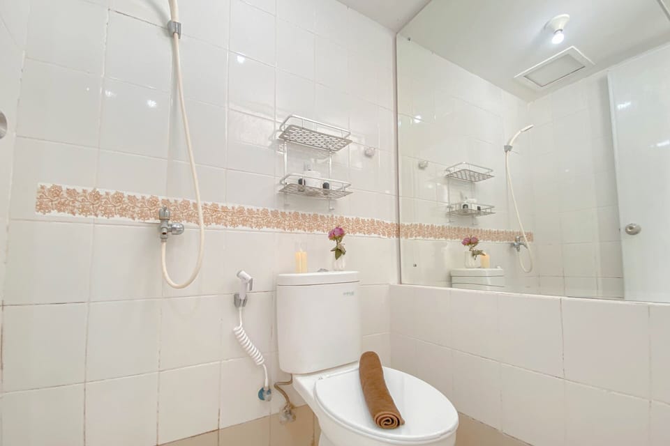 Studio | Bathroom | Shower, towels