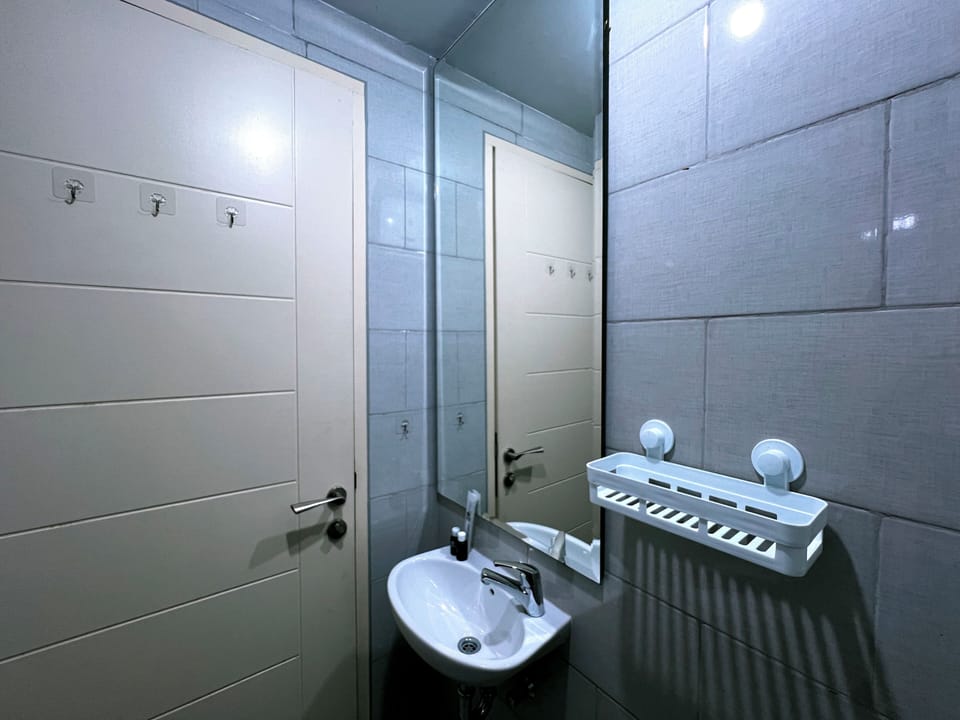 Studio | Bathroom | Shower, towels