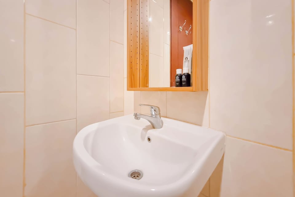 Studio | Bathroom | Shower, towels