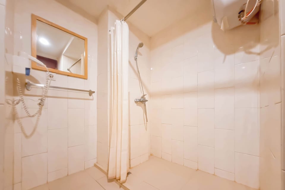 Studio | Bathroom | Shower, towels