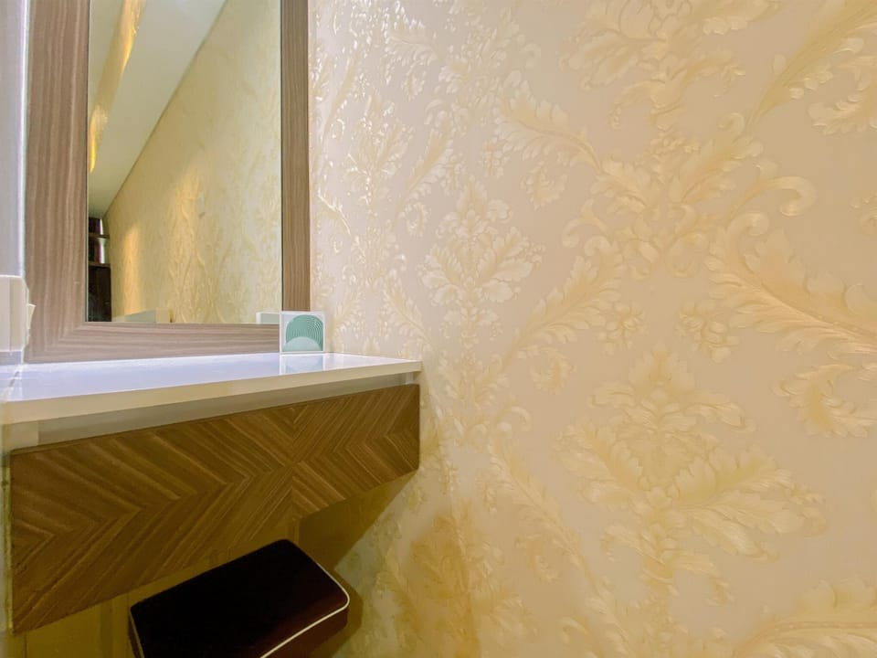 Studio | Bathroom | Shower, towels