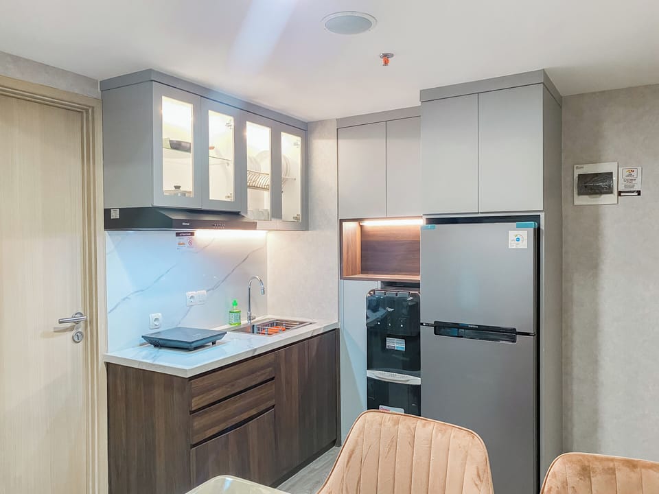 Apartment | Private kitchen | Fridge, stovetop, rice cooker, dining tables