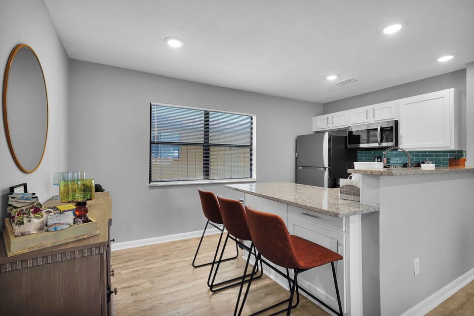 Fully equipped kitchen and eating bar