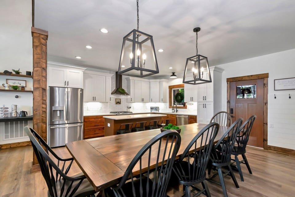 Dining space, kitchen & coffee bar