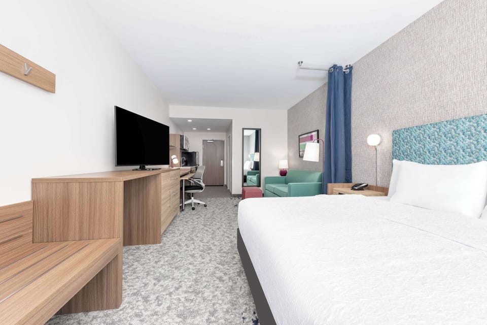 Studio Suite, 1 King Bed | Iron/ironing board, WiFi (free)