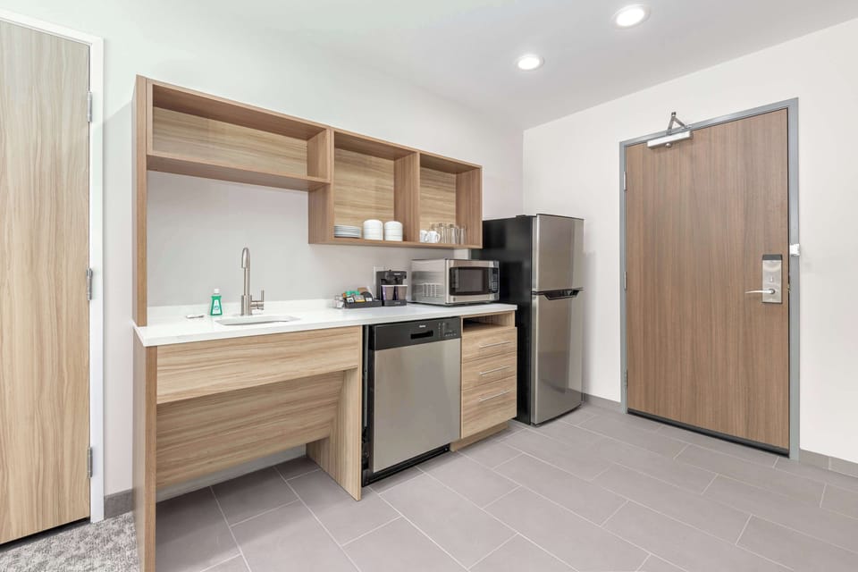 Studio, 1 King Bed, Accessible, Bathtub (Mobility & Hearing) | Private kitchen