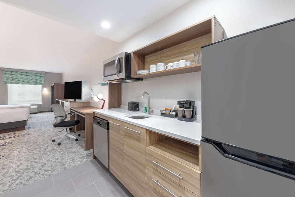 Studio Suite, 2 Queen Beds | Private kitchen