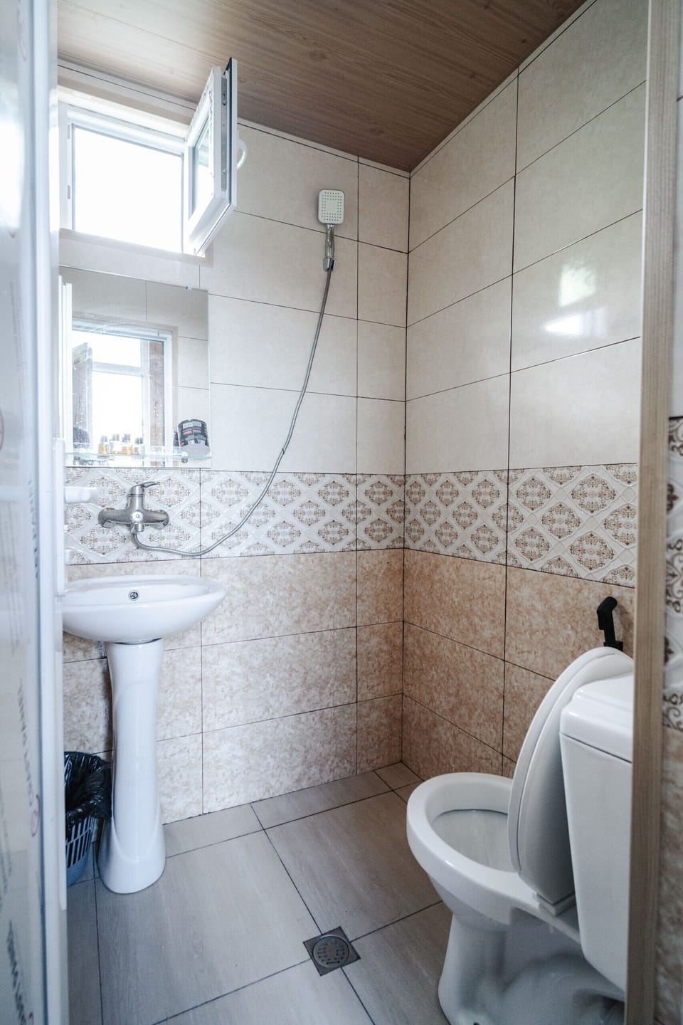 Shower, hair dryer, bathrobes, slippers