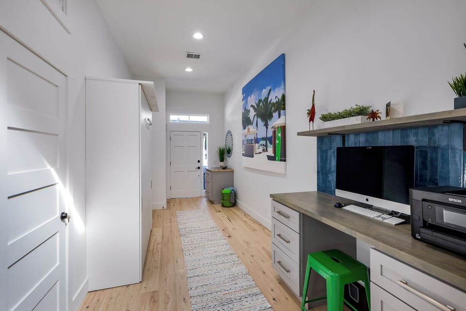 Office space and queen murphy bed for extra guests - sleeps up to 6