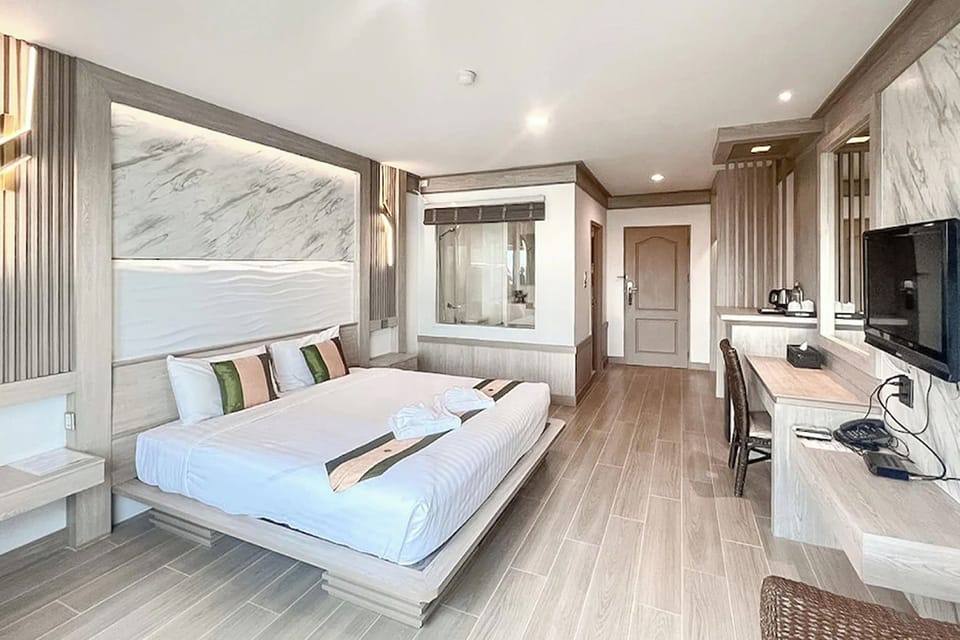 Deluxe Double Room | Bathroom | Hair dryer, towels, soap, shampoo