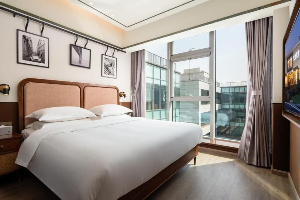 Standard Double Room | Memory foam beds, minibar (free items), laptop workspace