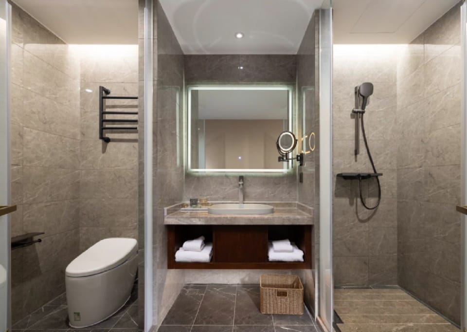 Shower, rainfall showerhead, free toiletries, hair dryer