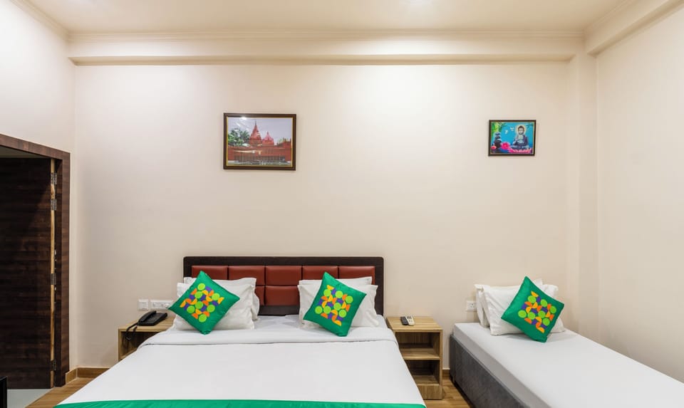 Deluxe Room | Individually furnished, desk, blackout drapes, iron/ironing board