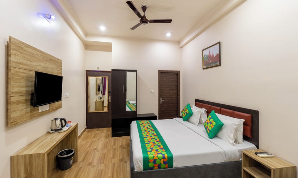 Deluxe Room | Individually furnished, desk, blackout drapes, iron/ironing board