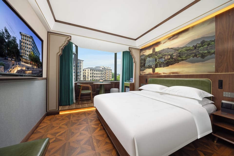 Luxury Room, 1 Queen Bed, Hill View | Free minibar, soundproofing, free WiFi, bed sheets