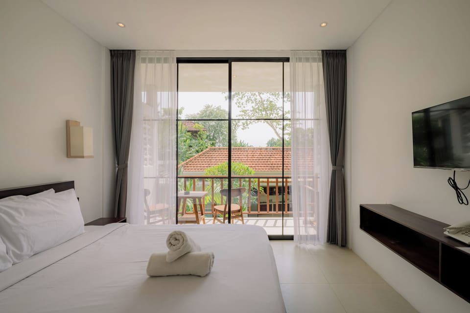 Deluxe Double Room, Pool View | Soundproofing, free WiFi, bed sheets