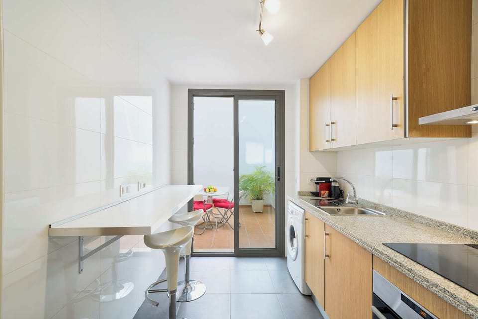 Full-size fridge, microwave, coffee/tea maker, toaster