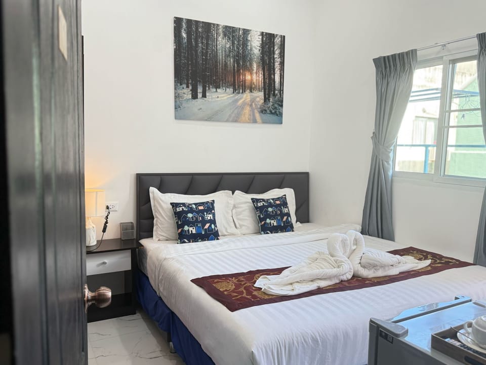 Standard Single Room, 1 Double Bed | Hypo-allergenic bedding available, in-room safe, desk, laptop workspace