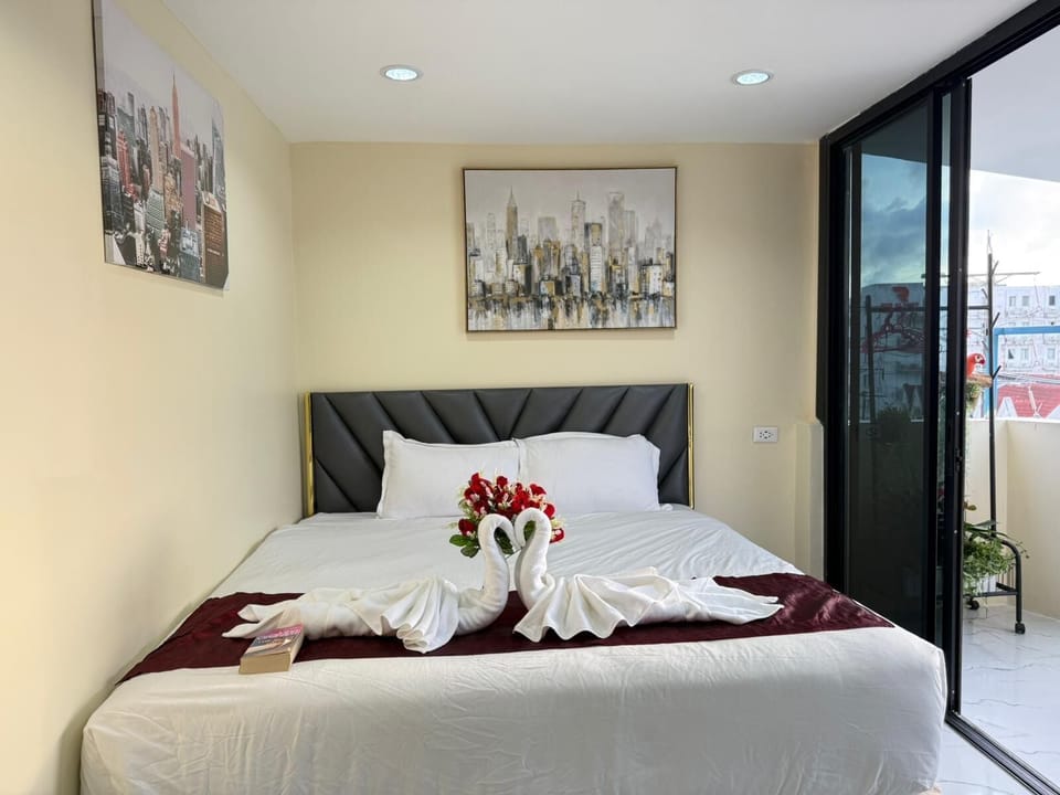 Premium Room, 1 King Bed, Mountain View | Hypo-allergenic bedding available, in-room safe, desk, laptop workspace