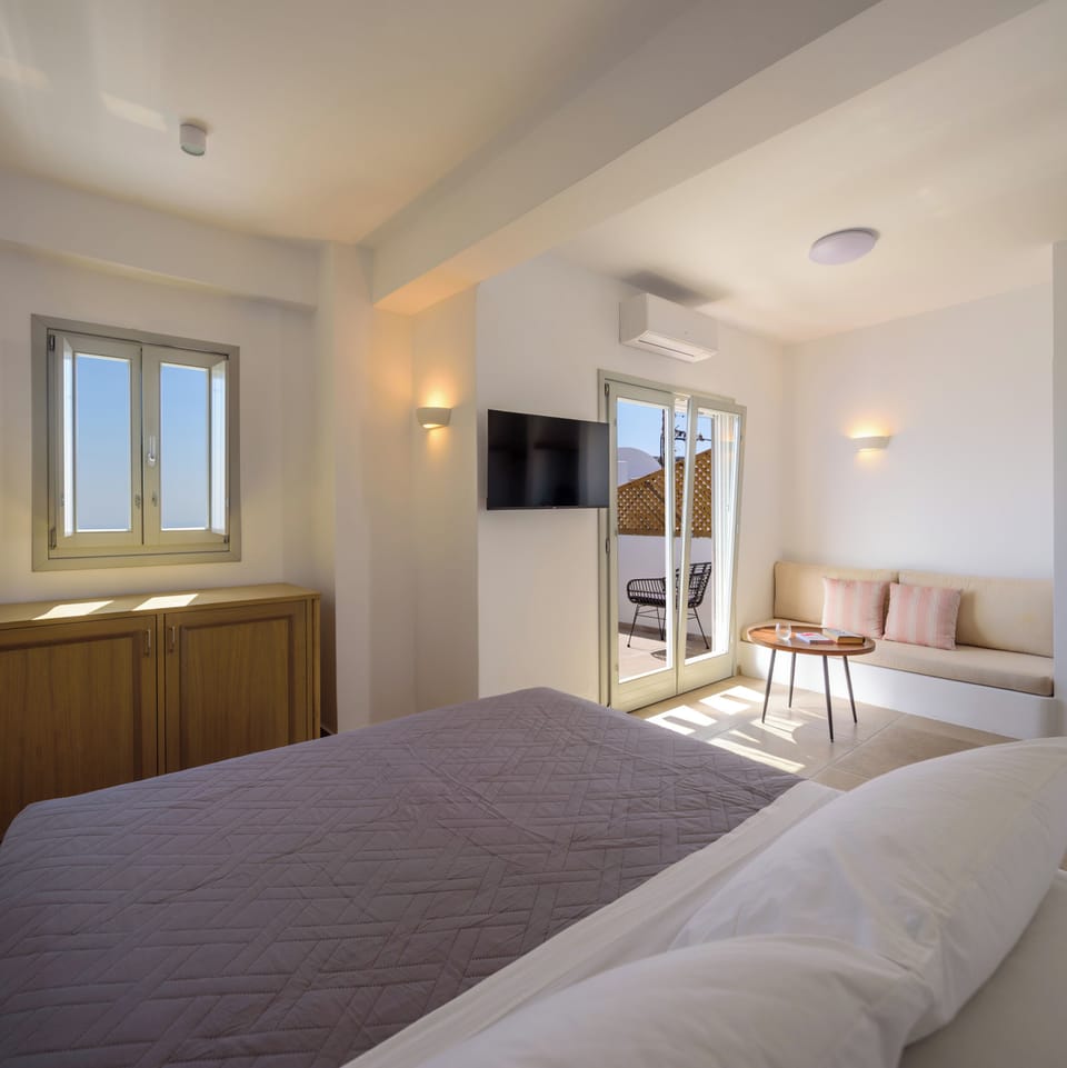 Deluxe Room, Non Smoking, Sea View | Desk, free WiFi