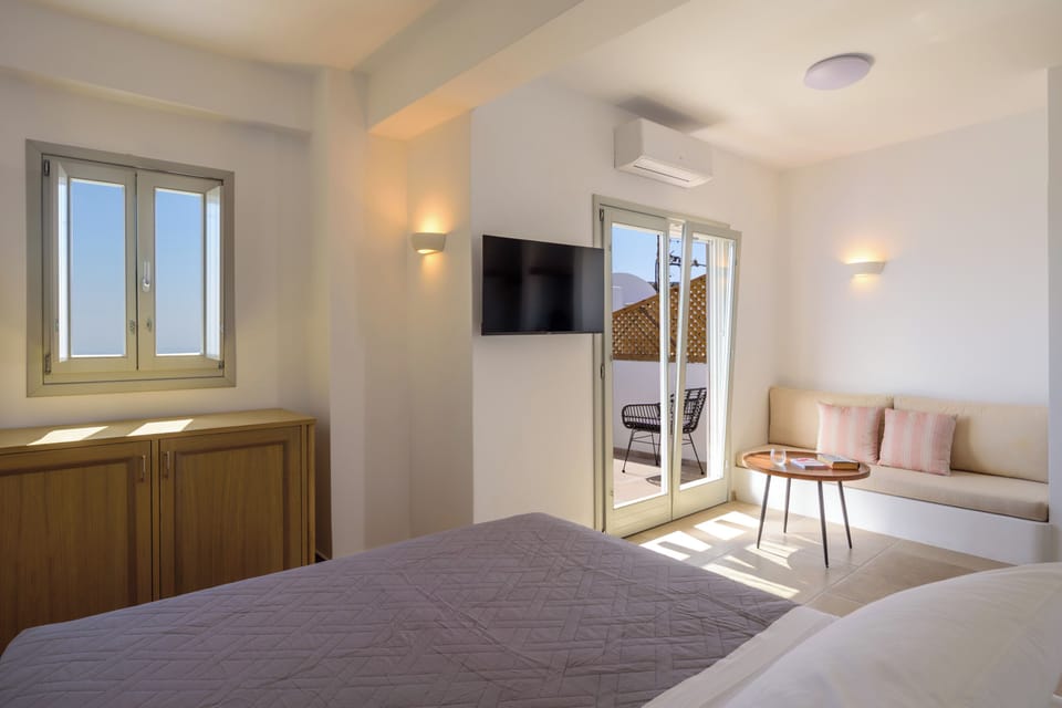 Deluxe Room, Non Smoking, Sea View | Desk, free WiFi