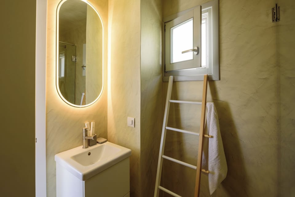 Deluxe Room, Non Smoking, Sea View | Bathroom | Shower, hair dryer, bathrobes, slippers