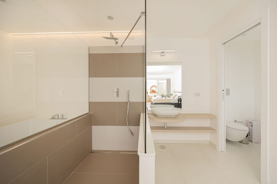 Junior Suite, Hot Tub | Bathroom | Free toiletries, hair dryer