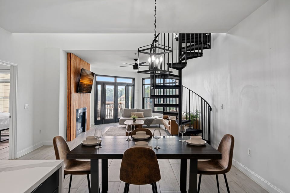 Dining Area with seating for 6.