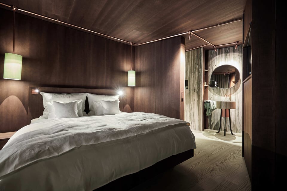 Frette Italian sheets, premium bedding, minibar, free WiFi