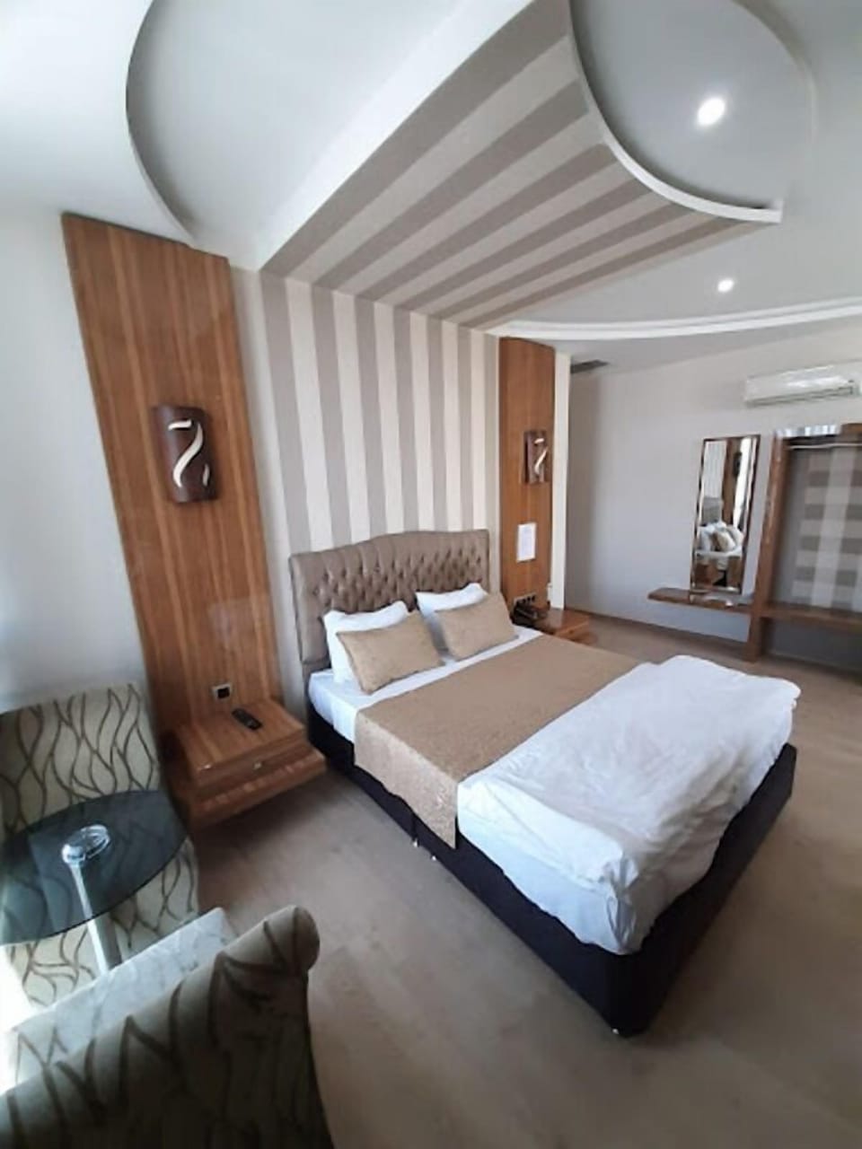 Minibar, blackout drapes, free WiFi, bed sheets