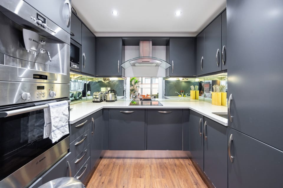 Superior Apartment | Private kitchen | Coffee/tea maker, electric kettle