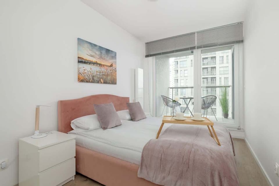 Bedroom with a double bed and closet with mirror.