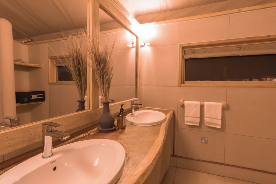 Club Twin Room | Bathroom | Shower, rainfall showerhead, eco-friendly toiletries, slippers