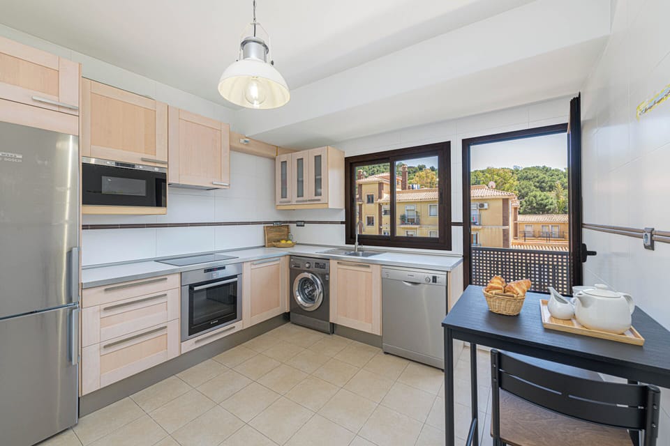 Deluxe Penthouse, City View | Private kitchen | Full-size fridge, microwave, oven, stovetop