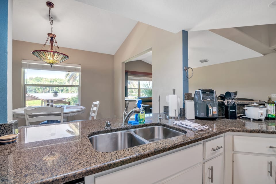 House, 3 Bedrooms | Private kitchen | Coffee/tea maker, fridge, oven, toaster