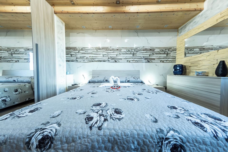 Luxury Apartment, 1 Queen Bed, Mountain View | 1 bedroom, WiFi (free)