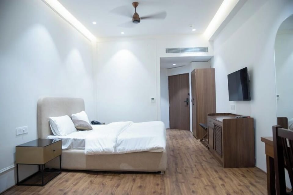 Double Room, Garden View | In-room safe, blackout drapes, iron/ironing board, free WiFi