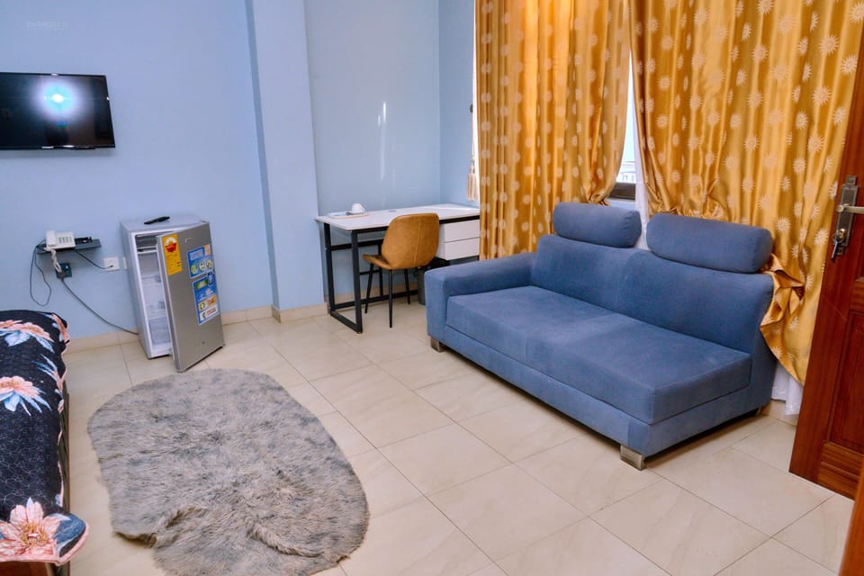 Deluxe Suite, Balcony, City View | Living area