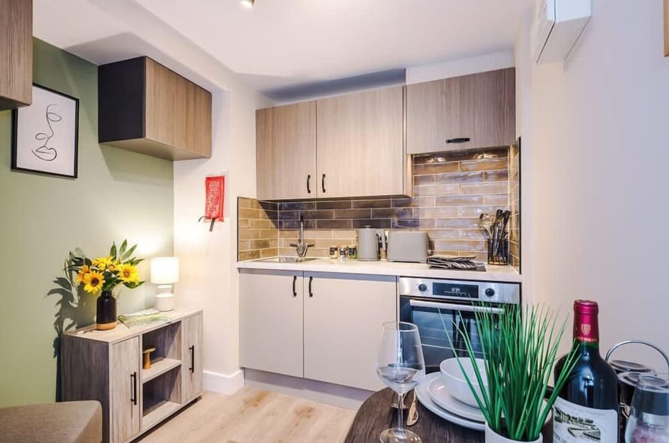The kitchen benefits from a dining area for 2, an electric hob with 2 rings, an oven, a kettle and a toaster.
