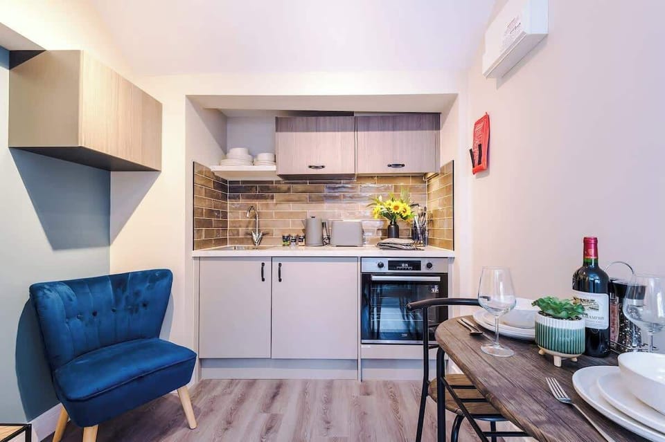 The kitchen benefits from a dining area for 2, an electric hob with 2 rings, an oven, a kettle and a toaster.