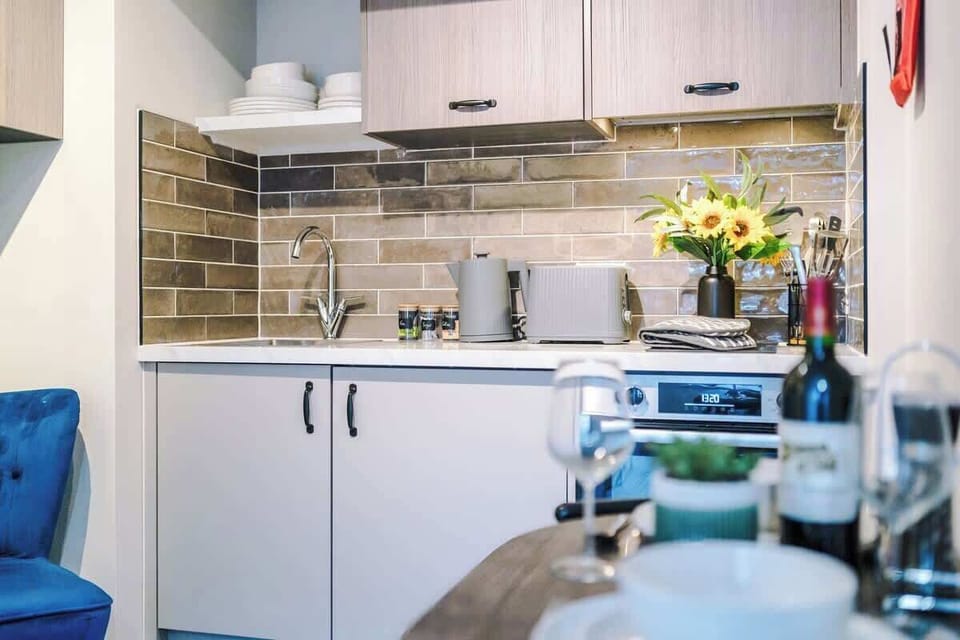 The kitchen benefits from a dining area for 2, an electric hob with 2 rings, an oven, a kettle and a toaster.