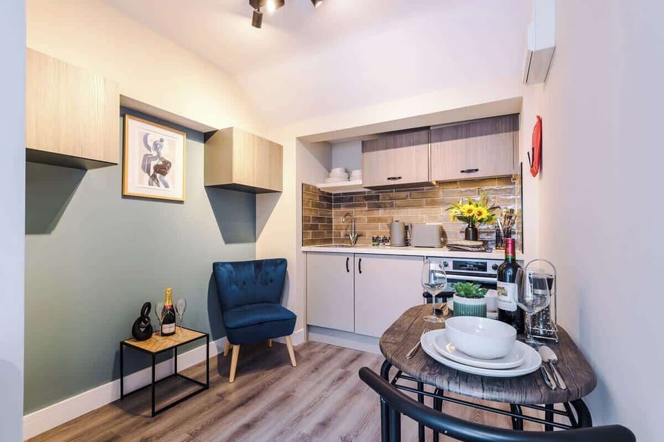The kitchen benefits from a dining area for 2, an electric hob with 2 rings, an oven, a kettle and a toaster.