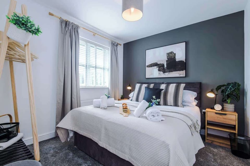 The master bedroom benefits from a comfortable king-size bed that can be split into 2 equally as comfortable singles at the request of the guest.