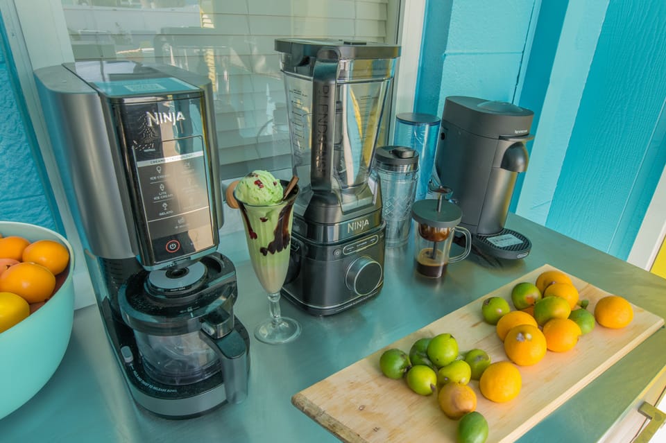 Blend up a smoothie, whip up an ice cream drink, or enjoy a fresh coffee at your private poolside bar, complete with seating for eight.