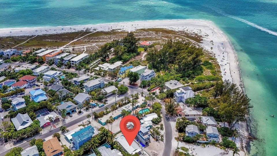 Just a 5-minute walk to Bean Point, offering some of the most breathtaking views on Anna Maria Island—right at your doorstep!