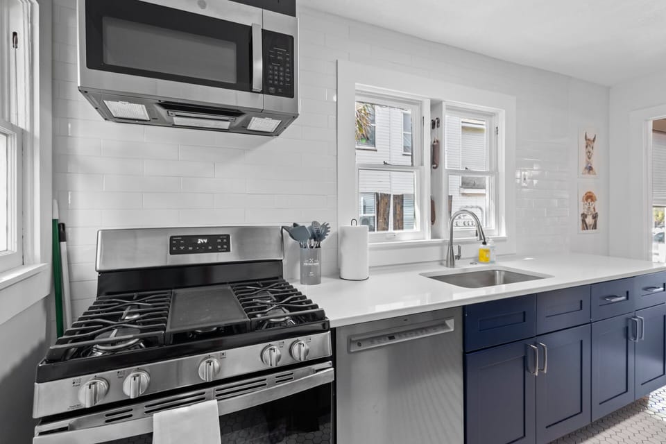 House, Multiple Beds, Patio, Partial Sea View (The Porch at Fort Pierce) | Private kitchen | Fridge, microwave, oven, stovetop
