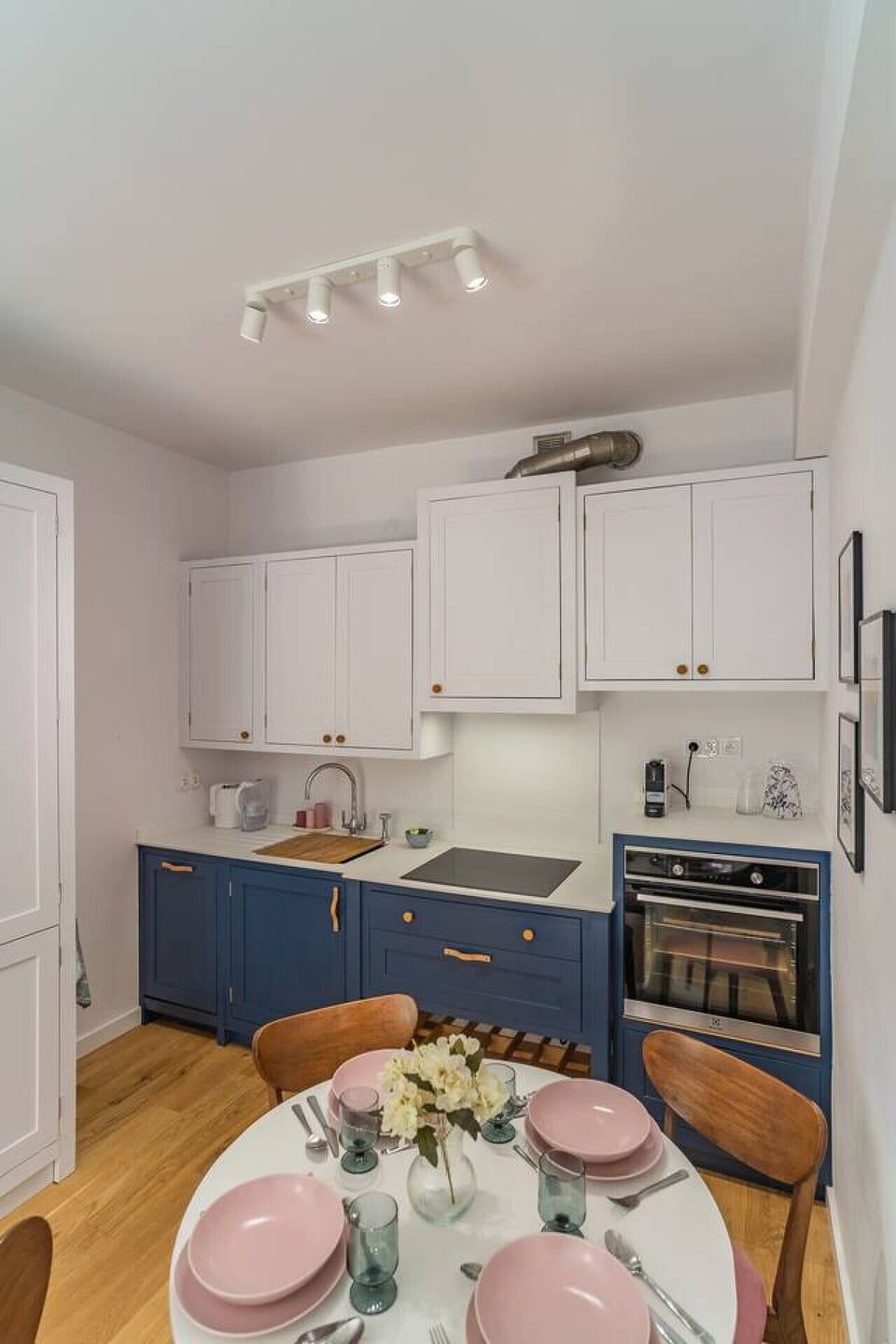 Kitchen Area - Book Now with RENTUJEMY.COM