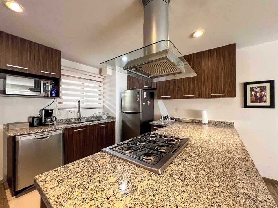 Luxury Apartment, 2 Bedrooms, Kitchen, Garden View | Private kitchen | Electric kettle
